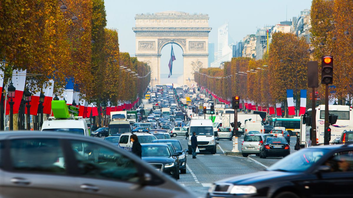 Paříž se zaměřuje na SUV. Poplatky za parkování se mohou ztrojnásobit